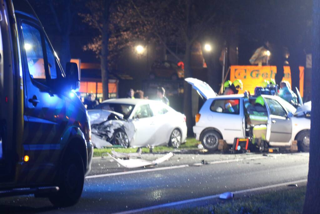 Frontale aanrijding met beknelling