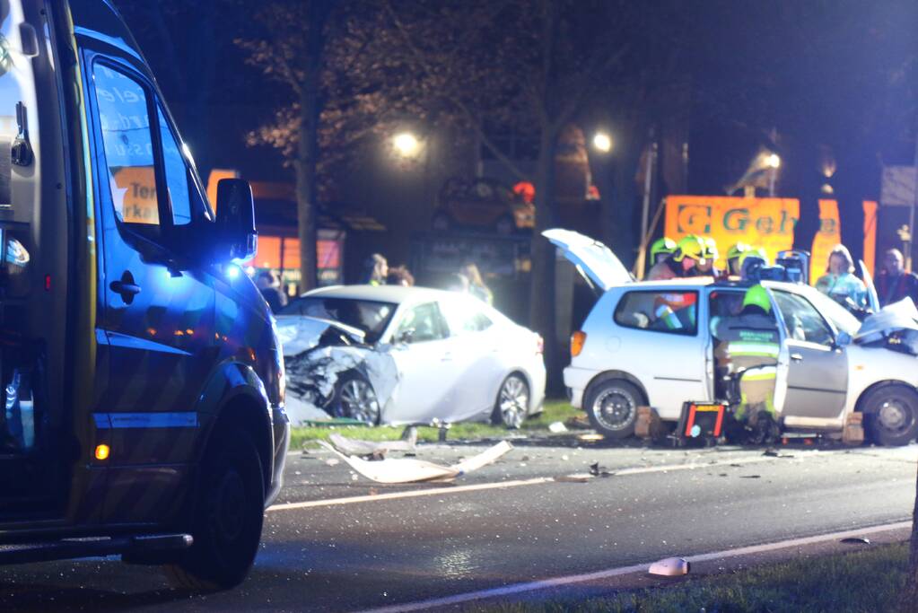 Frontale aanrijding met beknelling