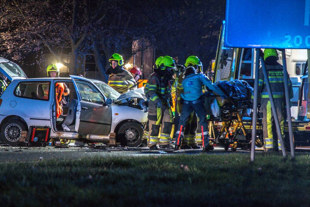 Frontale aanrijding met beknelling