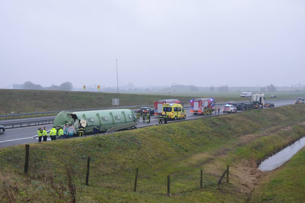Vrachtwagen met bulkoplegger verliest silo