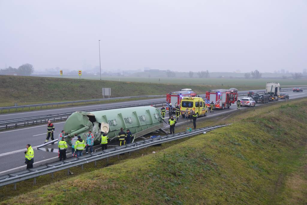 Vrachtwagen met bulkoplegger verliest silo