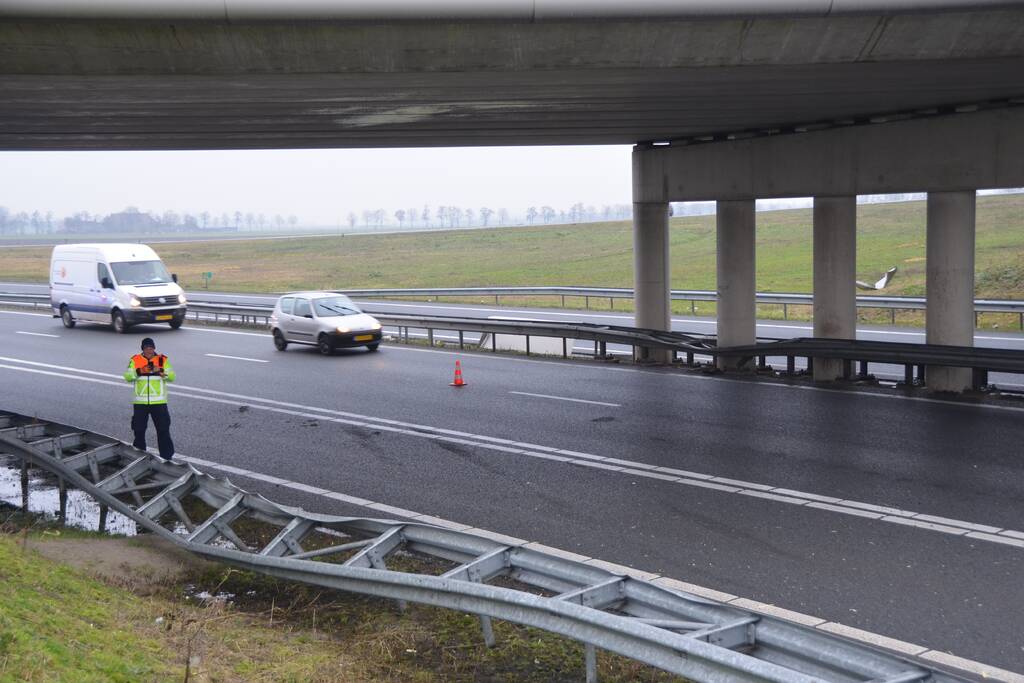 Vrachtwagen met bulkoplegger verliest silo