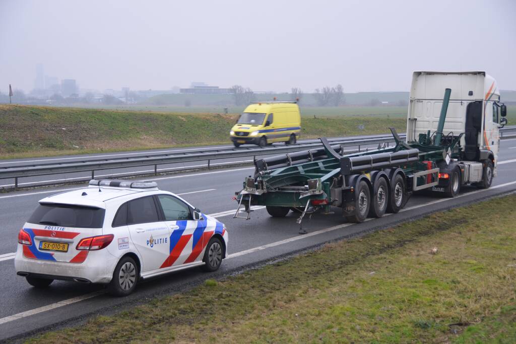 Vrachtwagen met bulkoplegger verliest silo