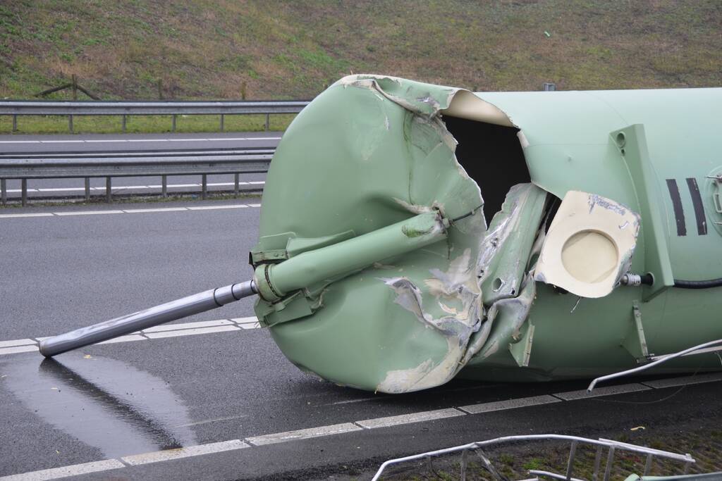 Vrachtwagen met bulkoplegger verliest silo
