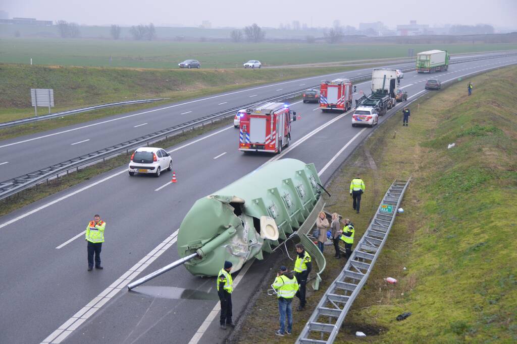 Vrachtwagen met bulkoplegger verliest silo