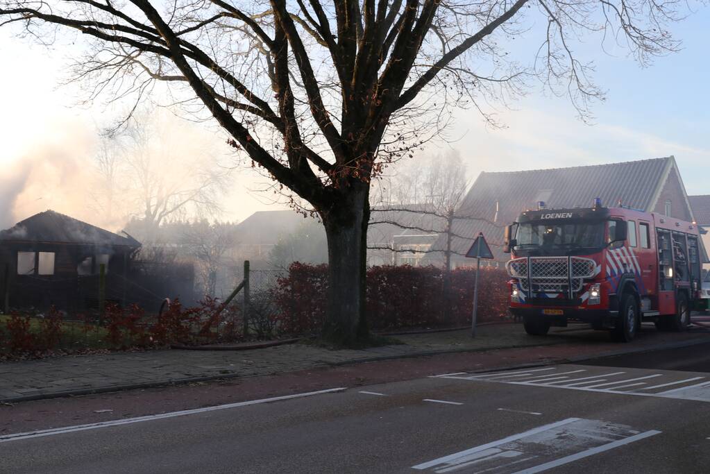 Auto en schuur gaan in vlammen op