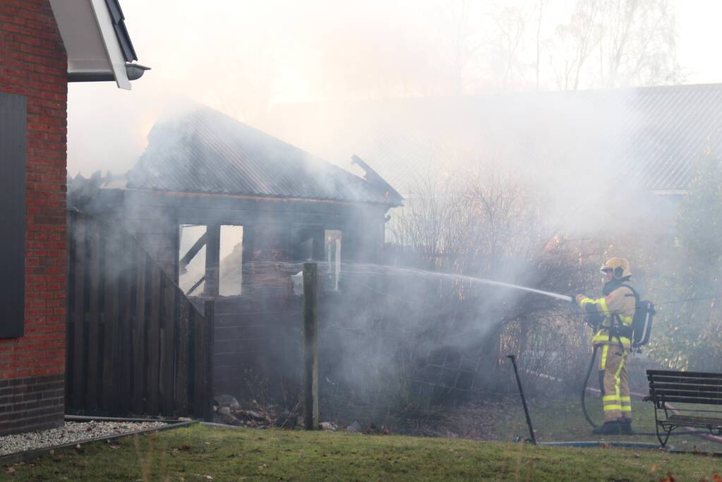 Auto en schuur gaan in vlammen op