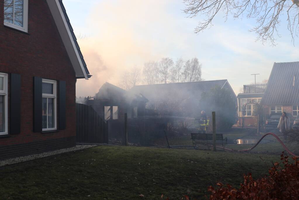 Auto en schuur gaan in vlammen op