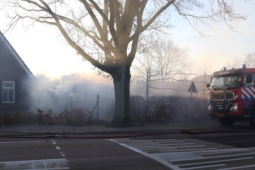 Auto en schuur gaan in vlammen op