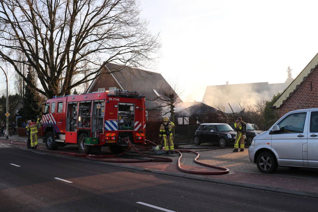 Auto en schuur gaan in vlammen op