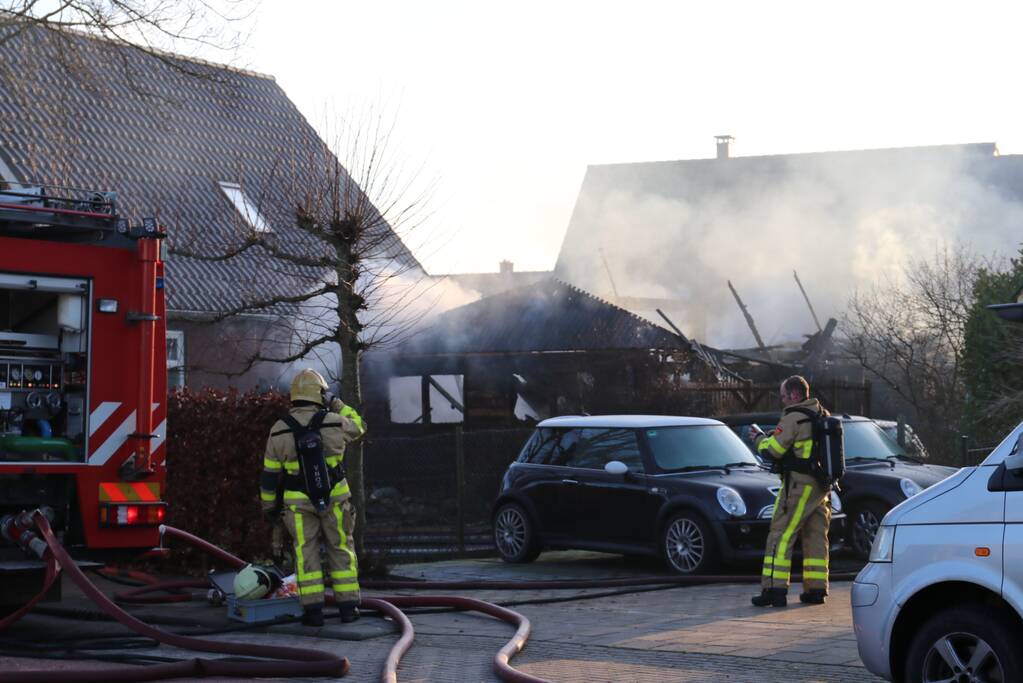 Auto en schuur gaan in vlammen op