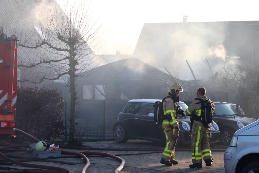 Auto en schuur gaan in vlammen op