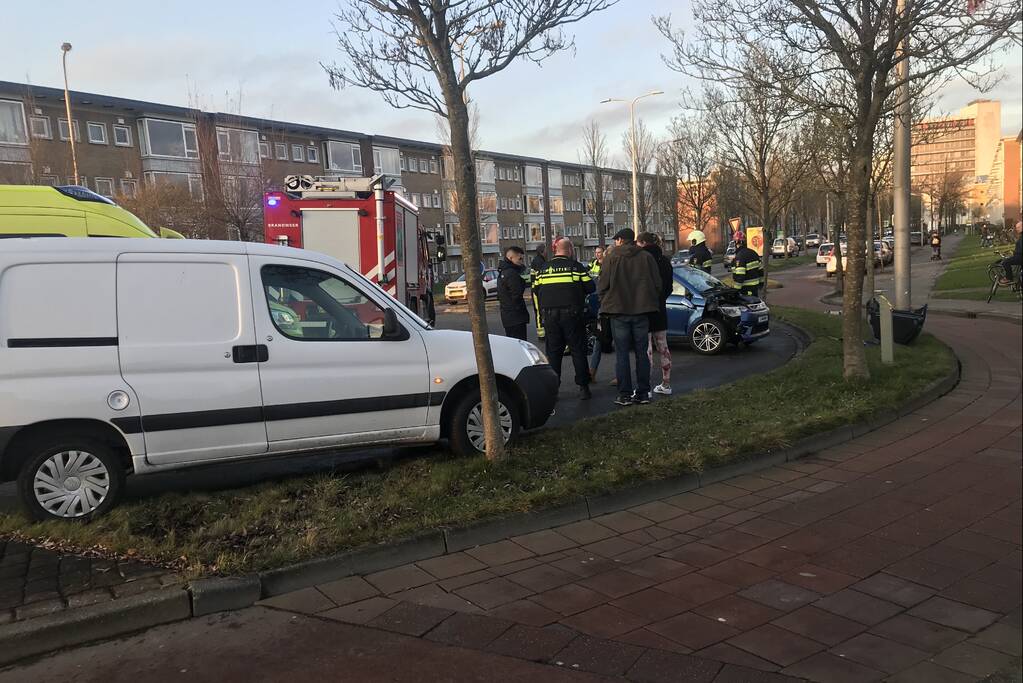 45 km wagen botst frontaal op lantaarnpaal