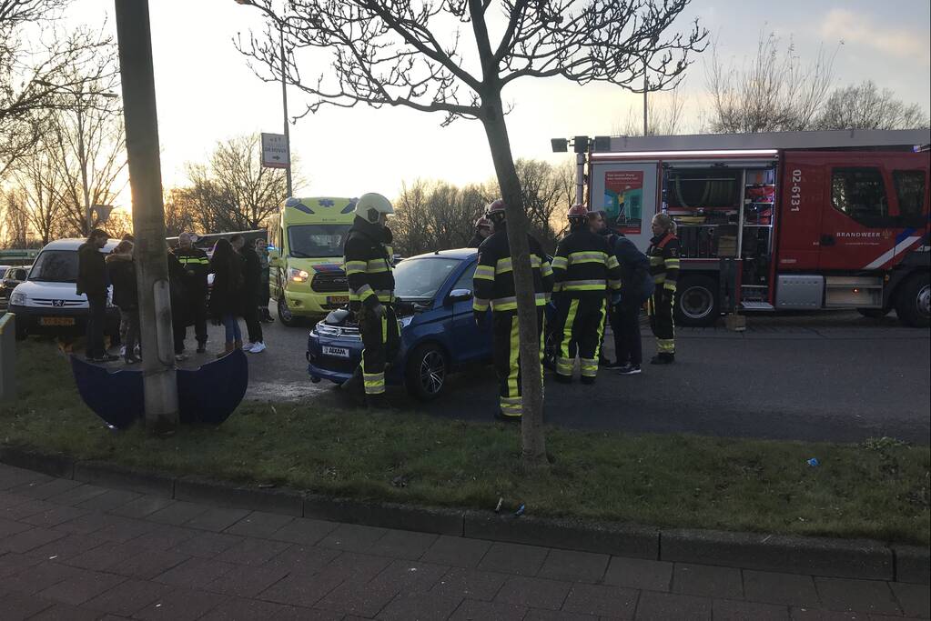 45 km wagen botst frontaal op lantaarnpaal