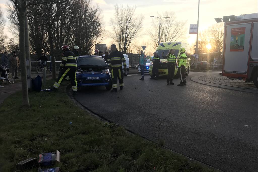 45 km wagen botst frontaal op lantaarnpaal