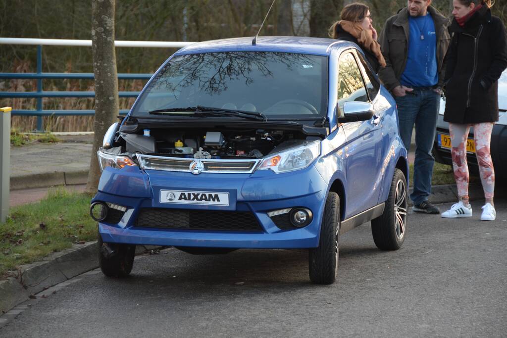 45 km wagen botst frontaal op lantaarnpaal