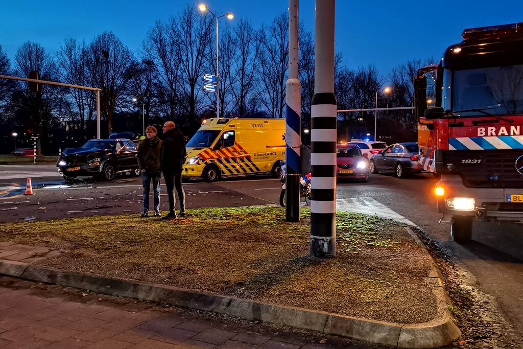 Veel schade na ongeval tussen twee auto's