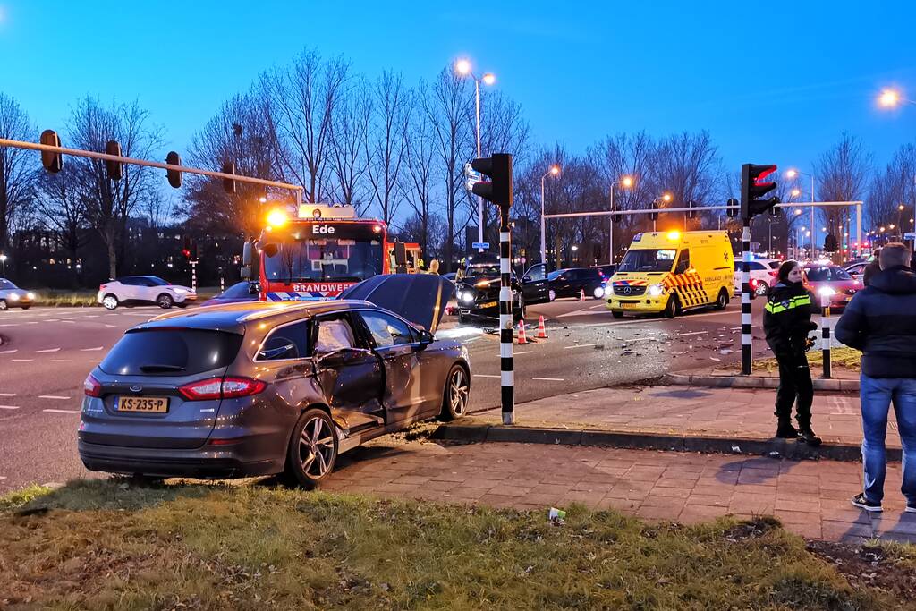Veel schade na ongeval tussen twee auto's