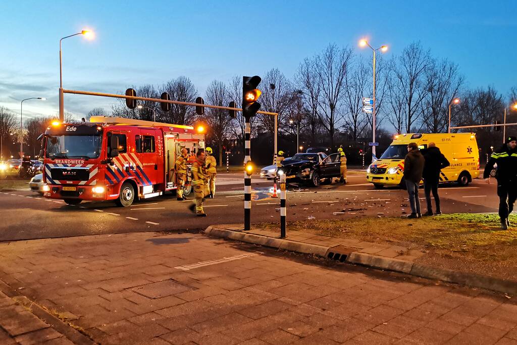 Veel schade na ongeval tussen twee auto's