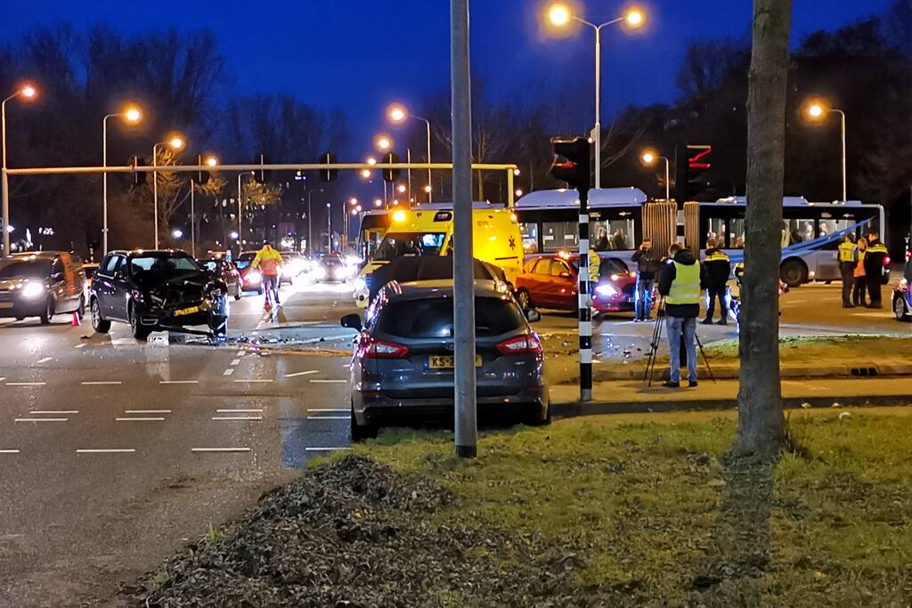 Veel schade na ongeval tussen twee auto's