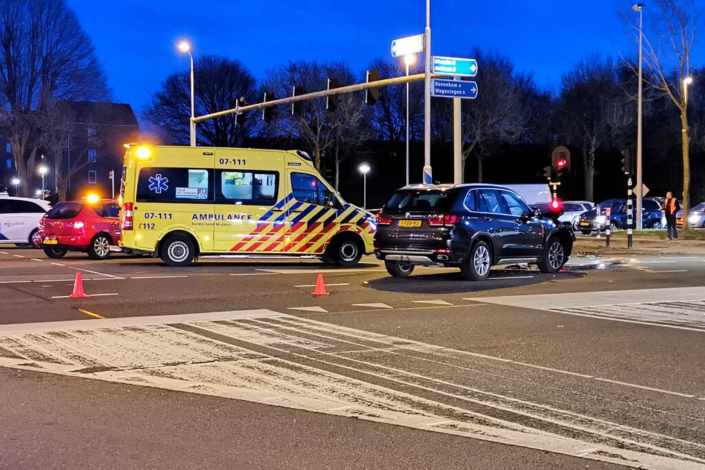 Veel schade na ongeval tussen twee auto's