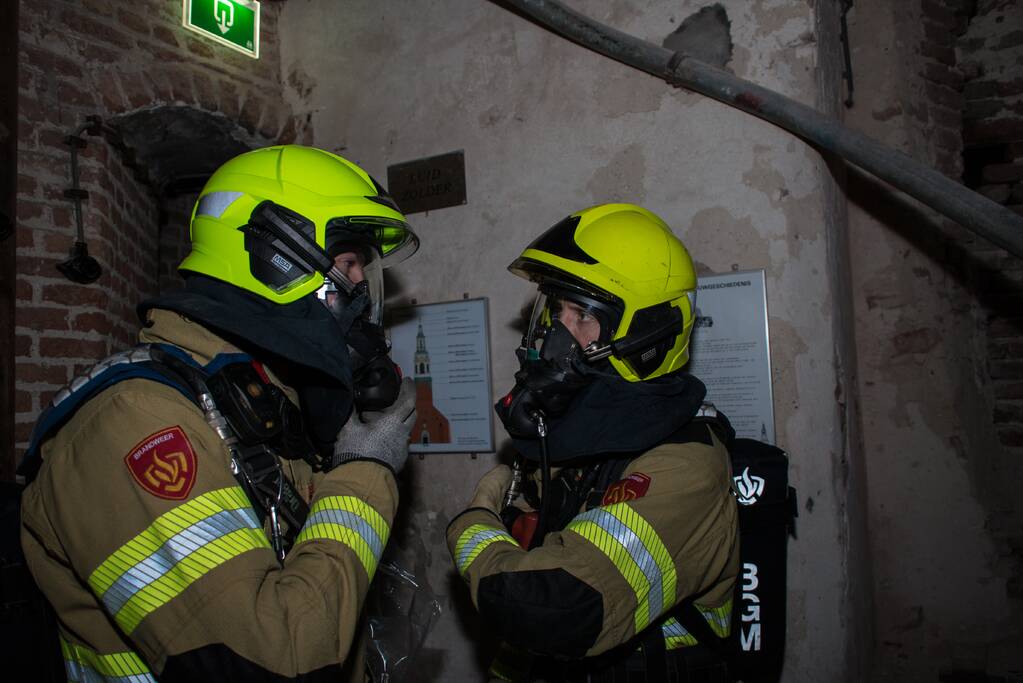 Brandweer oefent enorme brand in toren Grote Kerk