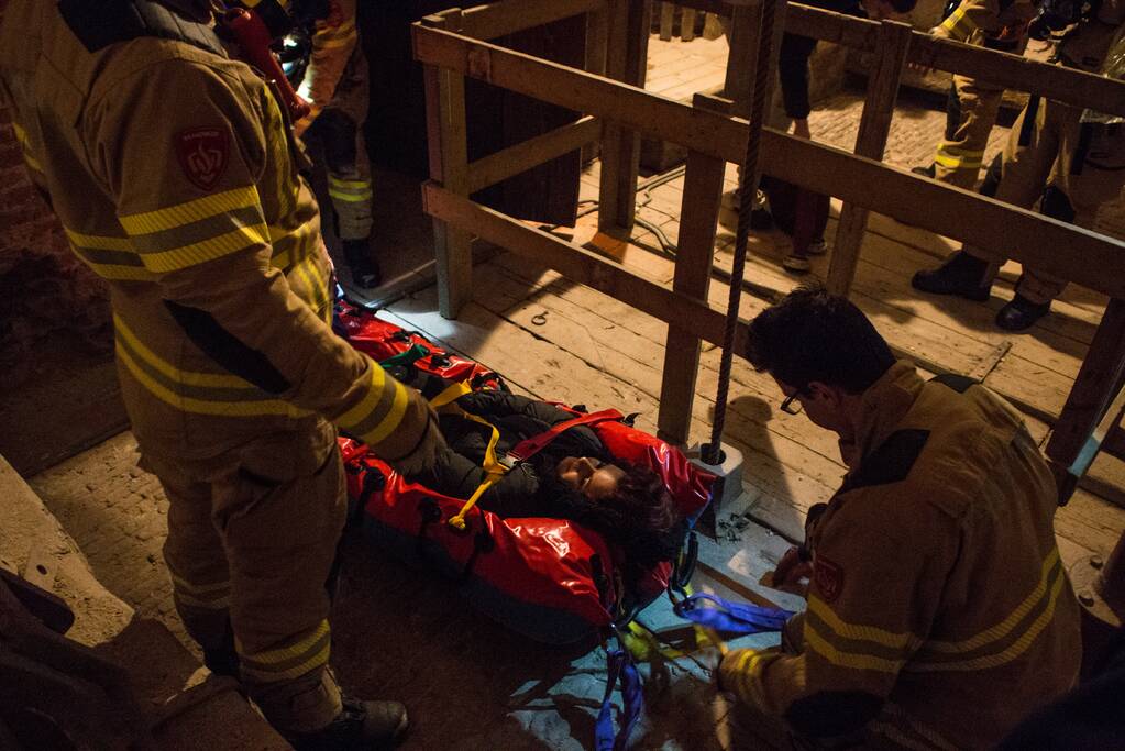 Brandweer oefent enorme brand in toren Grote Kerk