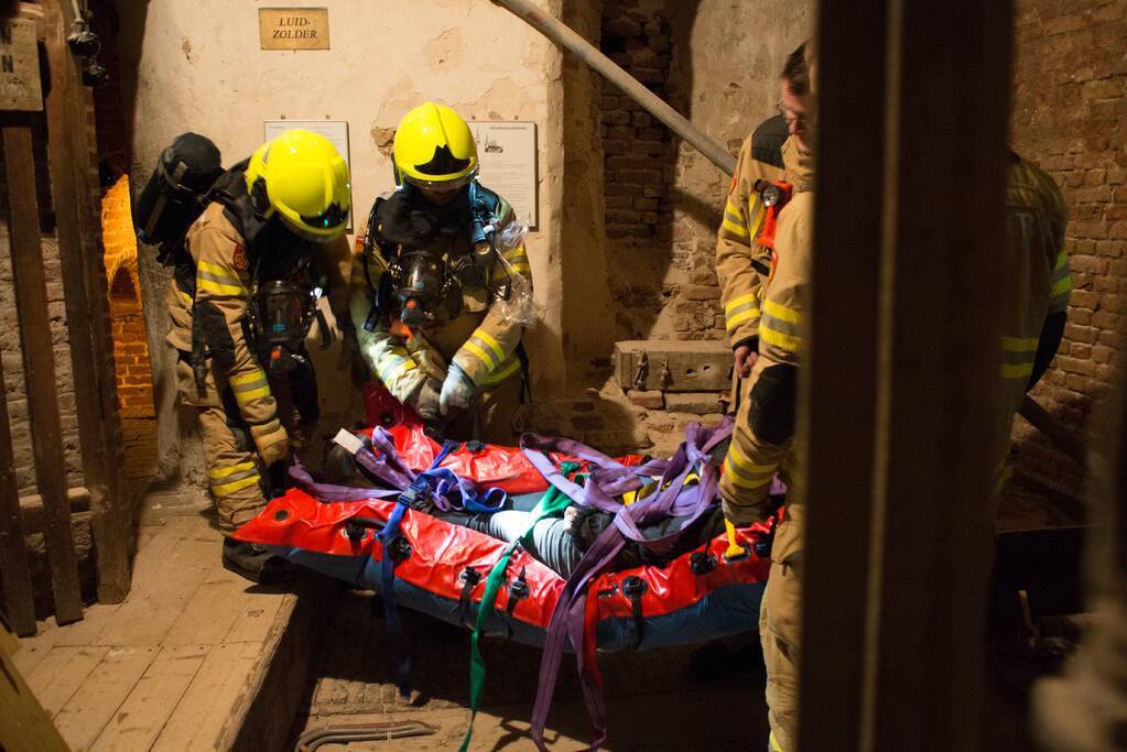 Brandweer oefent enorme brand in toren Grote Kerk