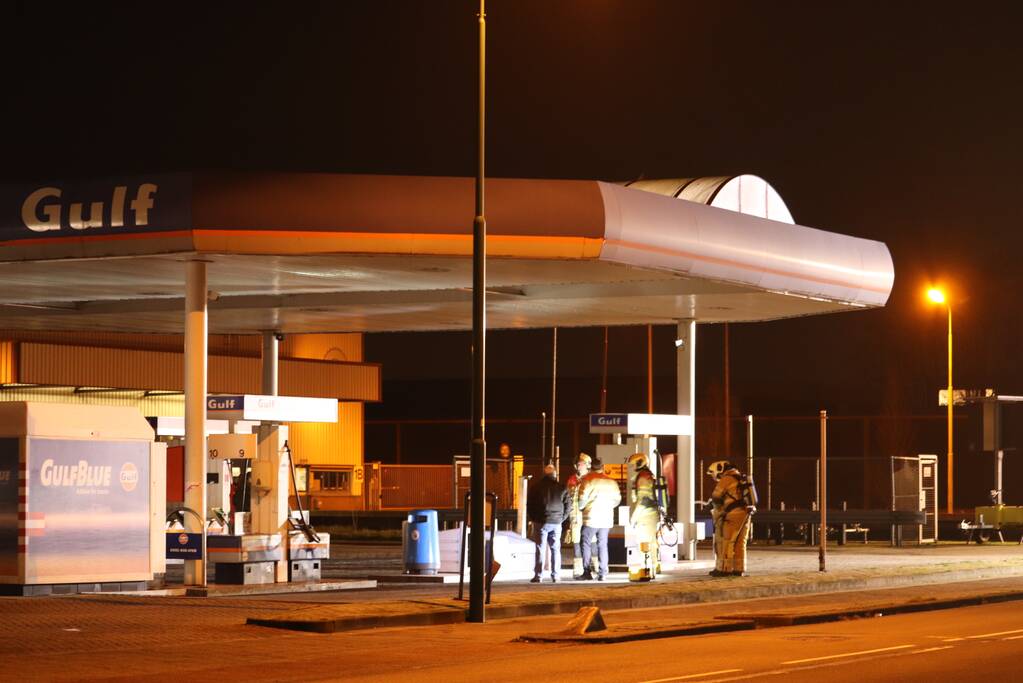 Tankstation en weg afgesloten na lekkage