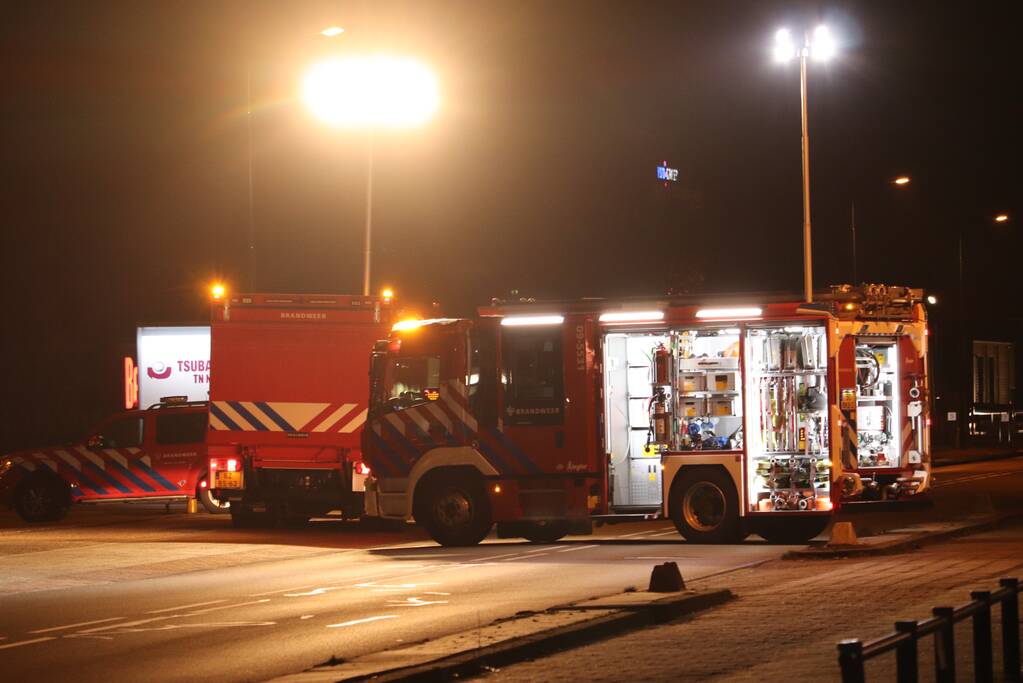 Tankstation en weg afgesloten na lekkage