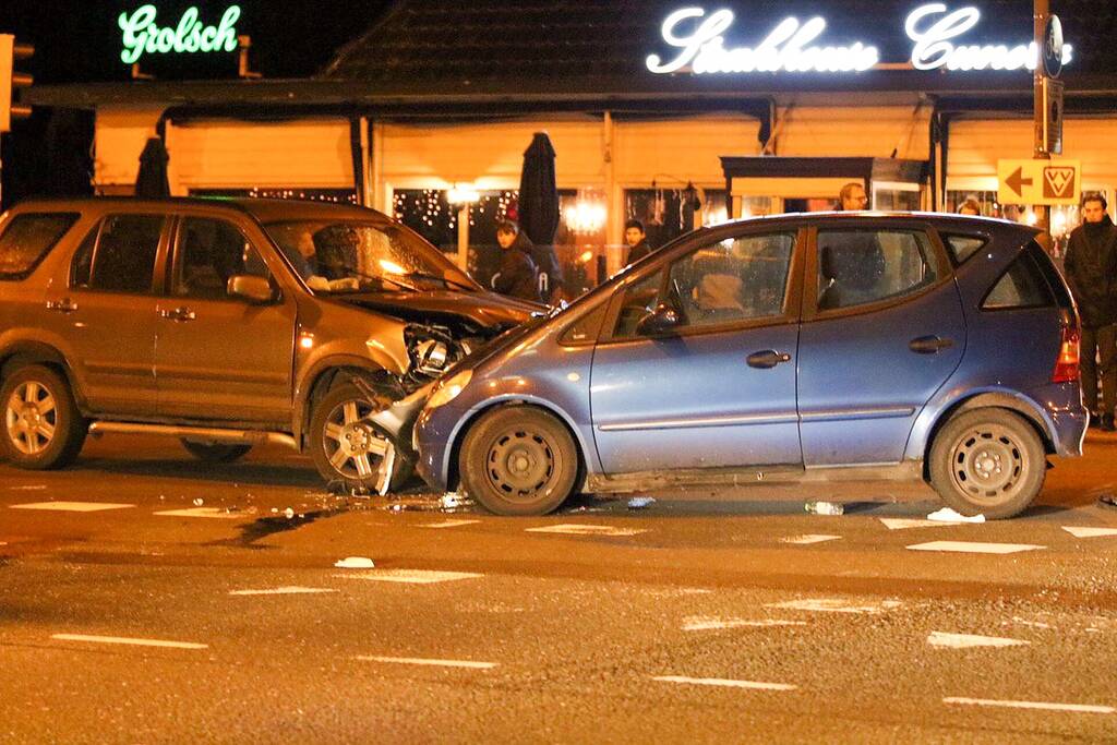 Forse schade na aanrijding op kruising