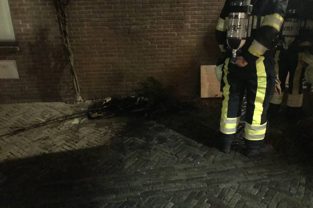 Brandende kerstboom snel geblust