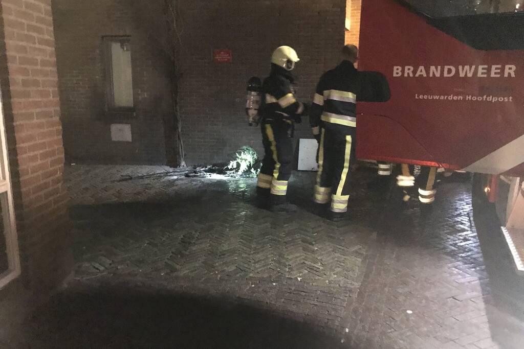 Brandende kerstboom snel geblust