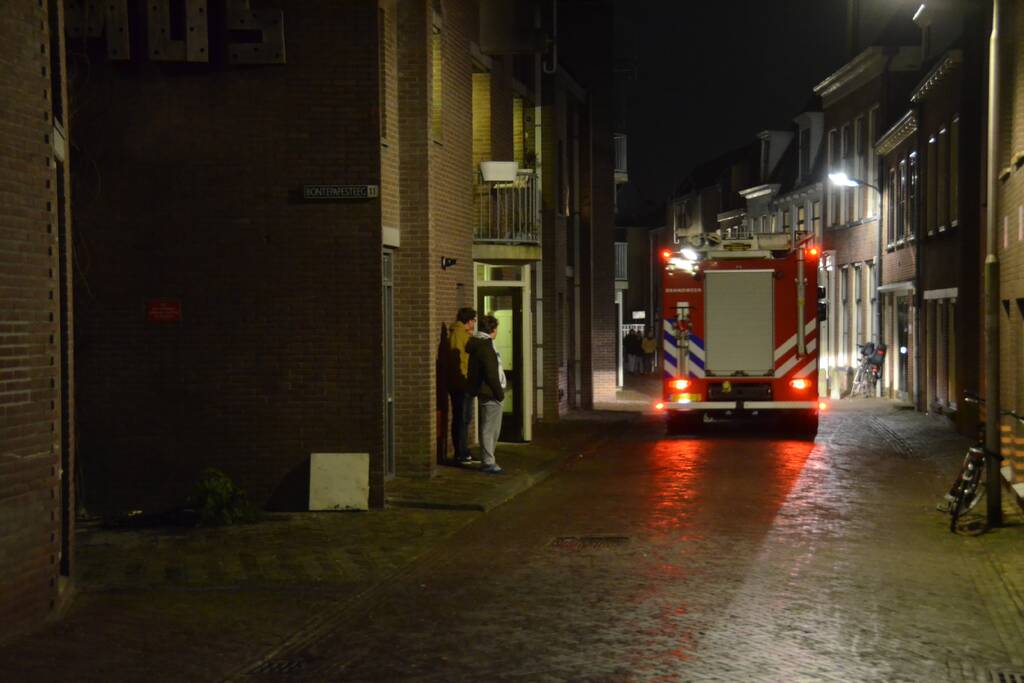 Brandende kerstboom snel geblust