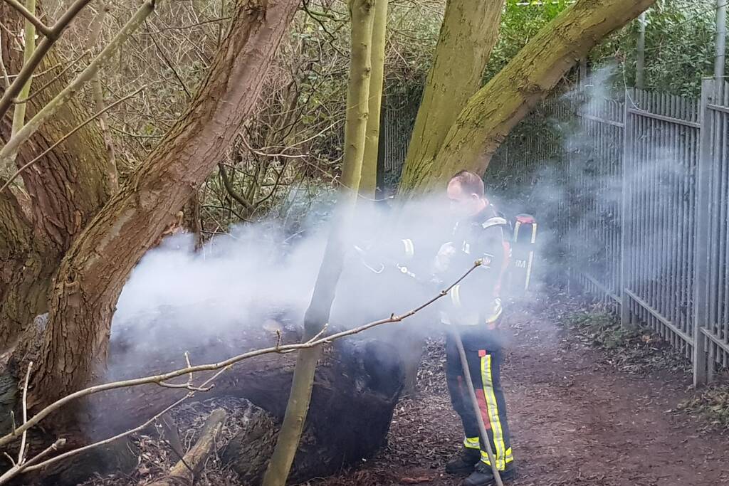 Boom in stukken gezaagd om de kunnen blussen