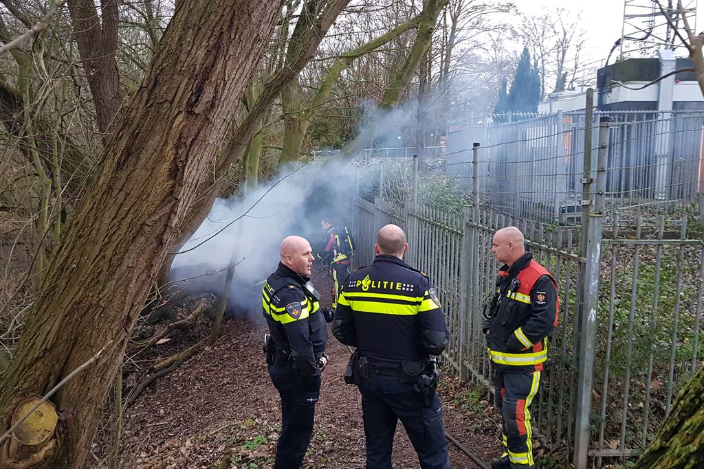 Boom in stukken gezaagd om de kunnen blussen