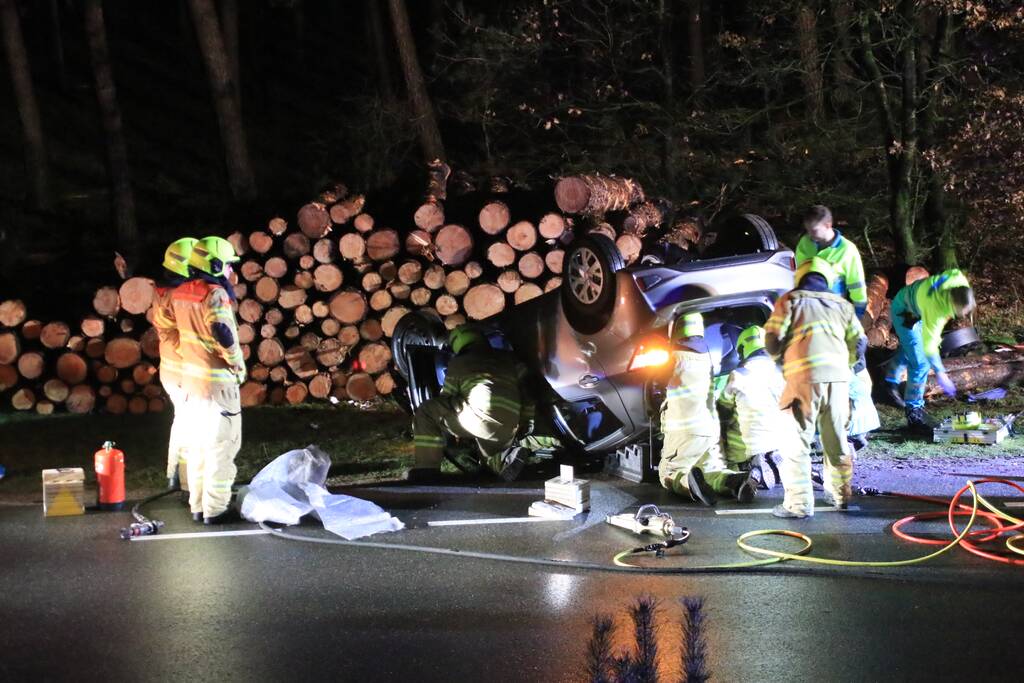 Auto over de kop geslagen