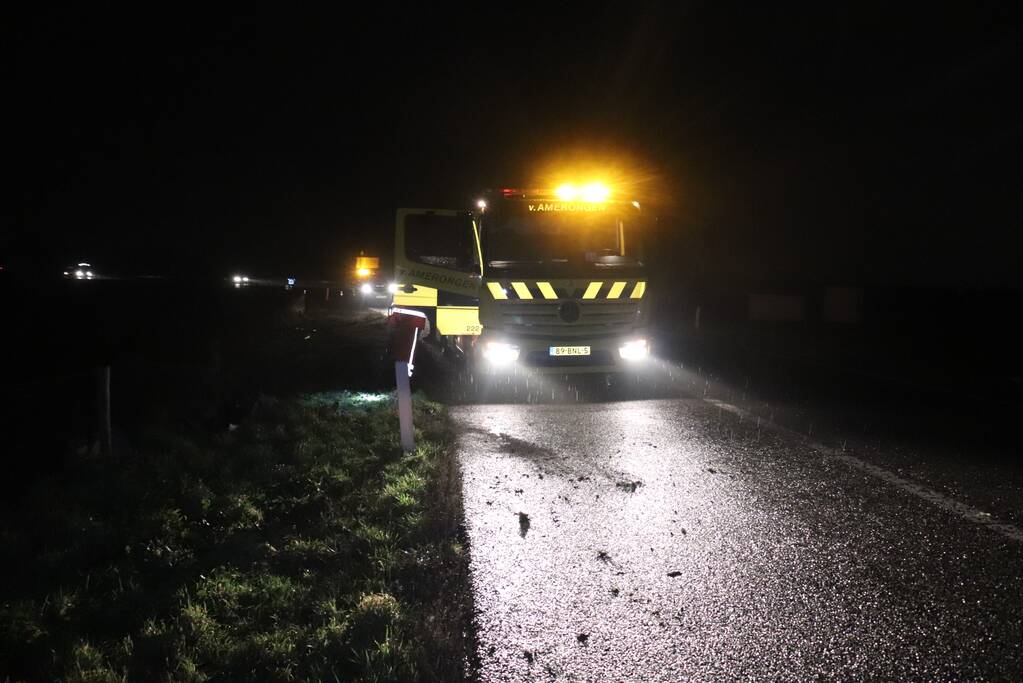Auto vliegt uit de bocht op afrit en belandt in weiland