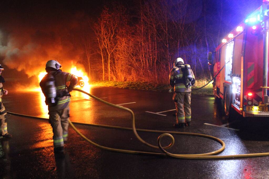 Auto brandt volledig uit op carpoolplaats