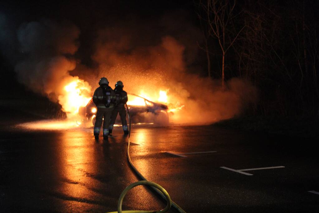 Auto brandt volledig uit op carpoolplaats