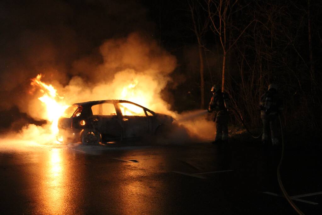 Auto brandt volledig uit op carpoolplaats