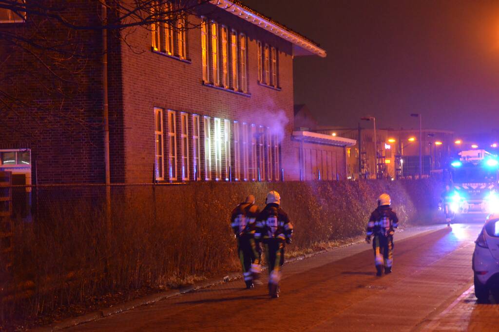 Rookontwikkeling uit bedrijfspand blijkt geen brand te zijn