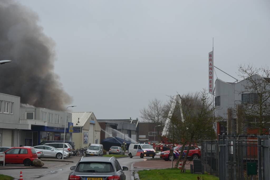Zeer grote brand in loods met boten