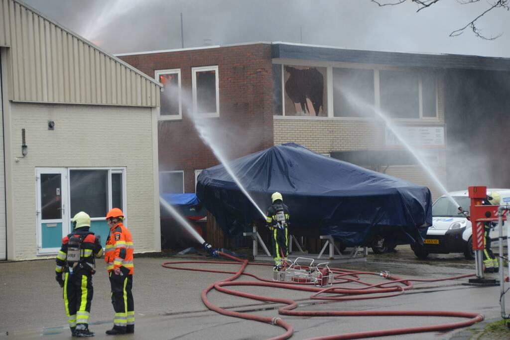 Zeer grote brand in loods met boten