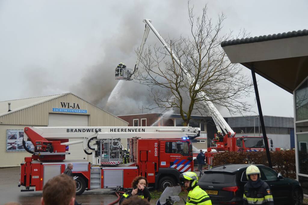 Zeer grote brand in loods met boten