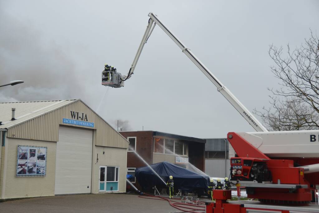 Zeer grote brand in loods met boten