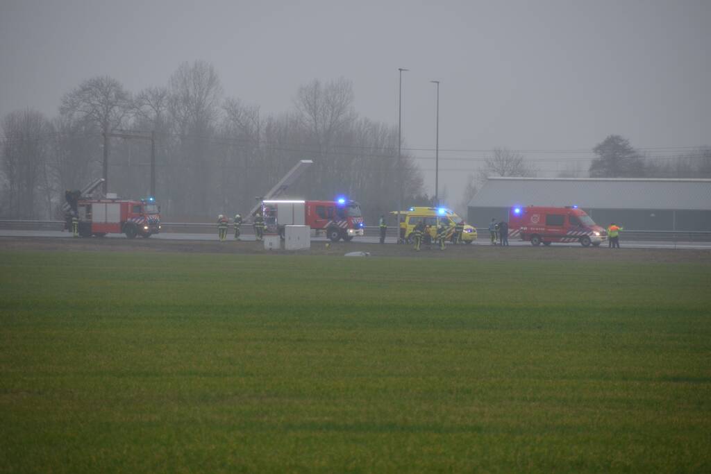 Auto belandt in sloot langs snelweg