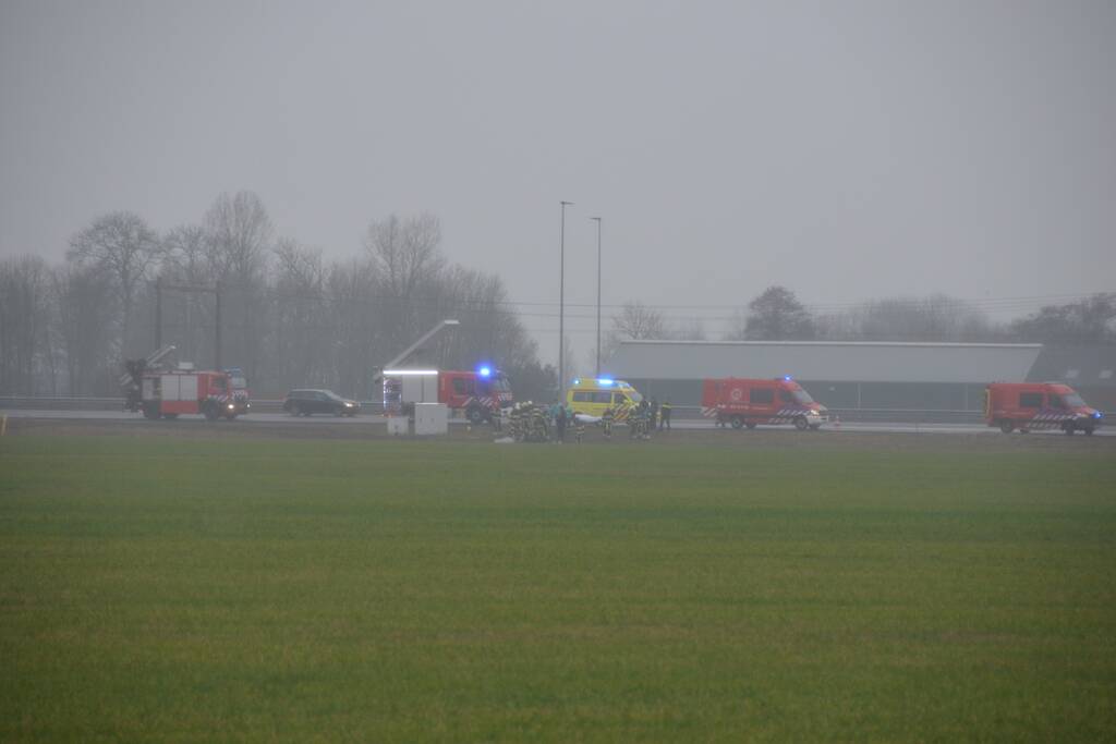 Auto belandt in sloot langs snelweg