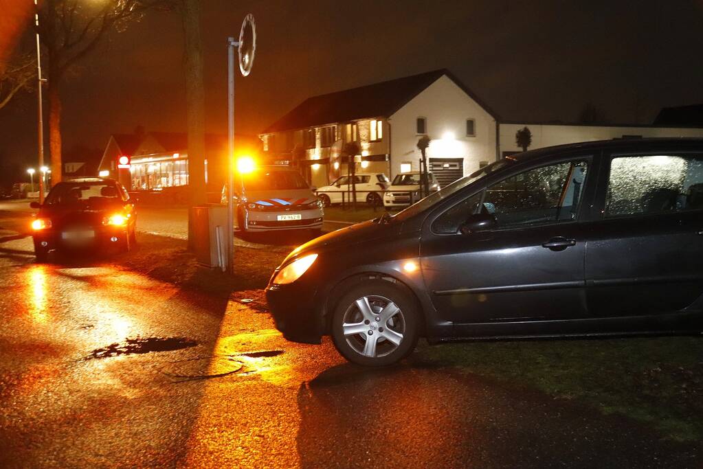 Twee auto's in botsing met elkaar