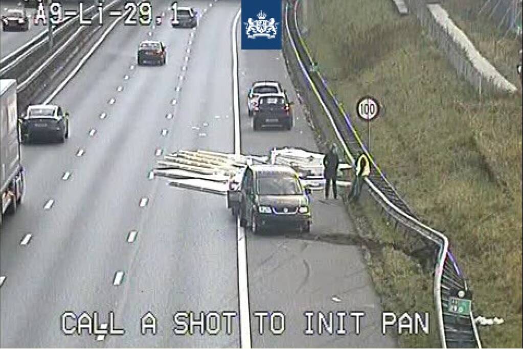 Lange files door geschaarde aanhanger op snelweg